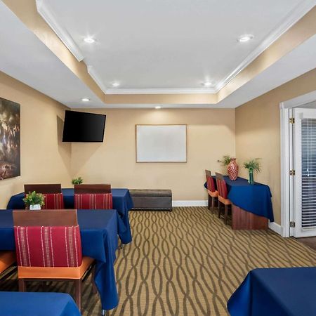 Quality Suites Irving-Las Colinas Bagian luar foto