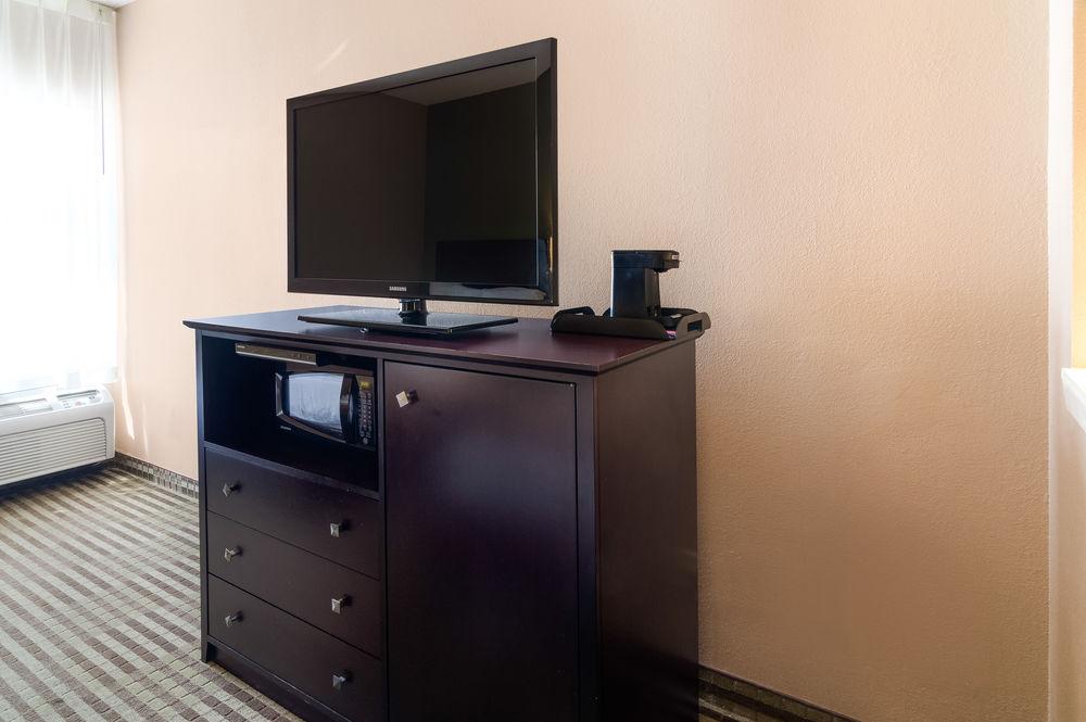 Quality Suites Las Colinas Center Irving Bagian luar foto