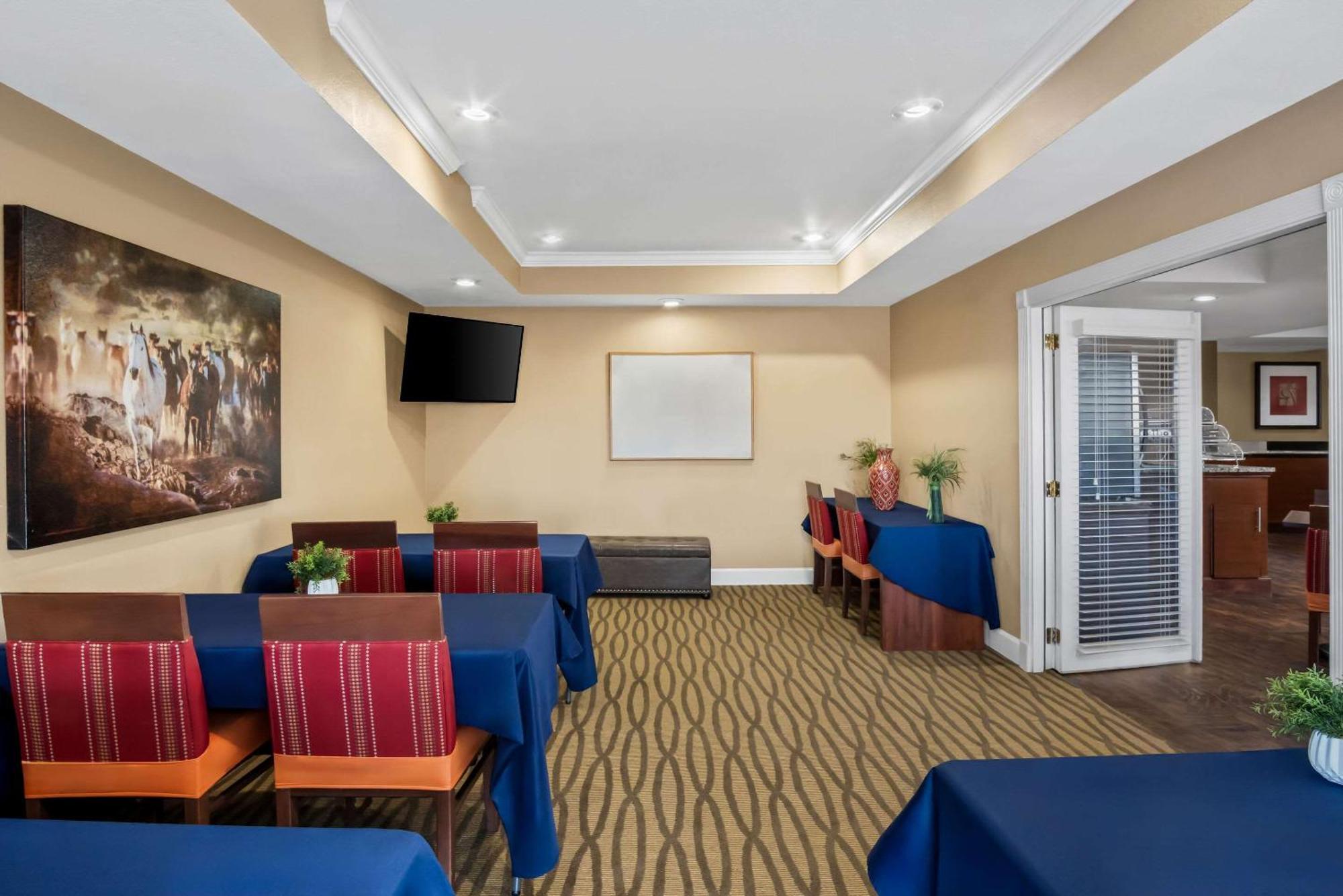 Quality Suites Irving-Las Colinas Bagian luar foto