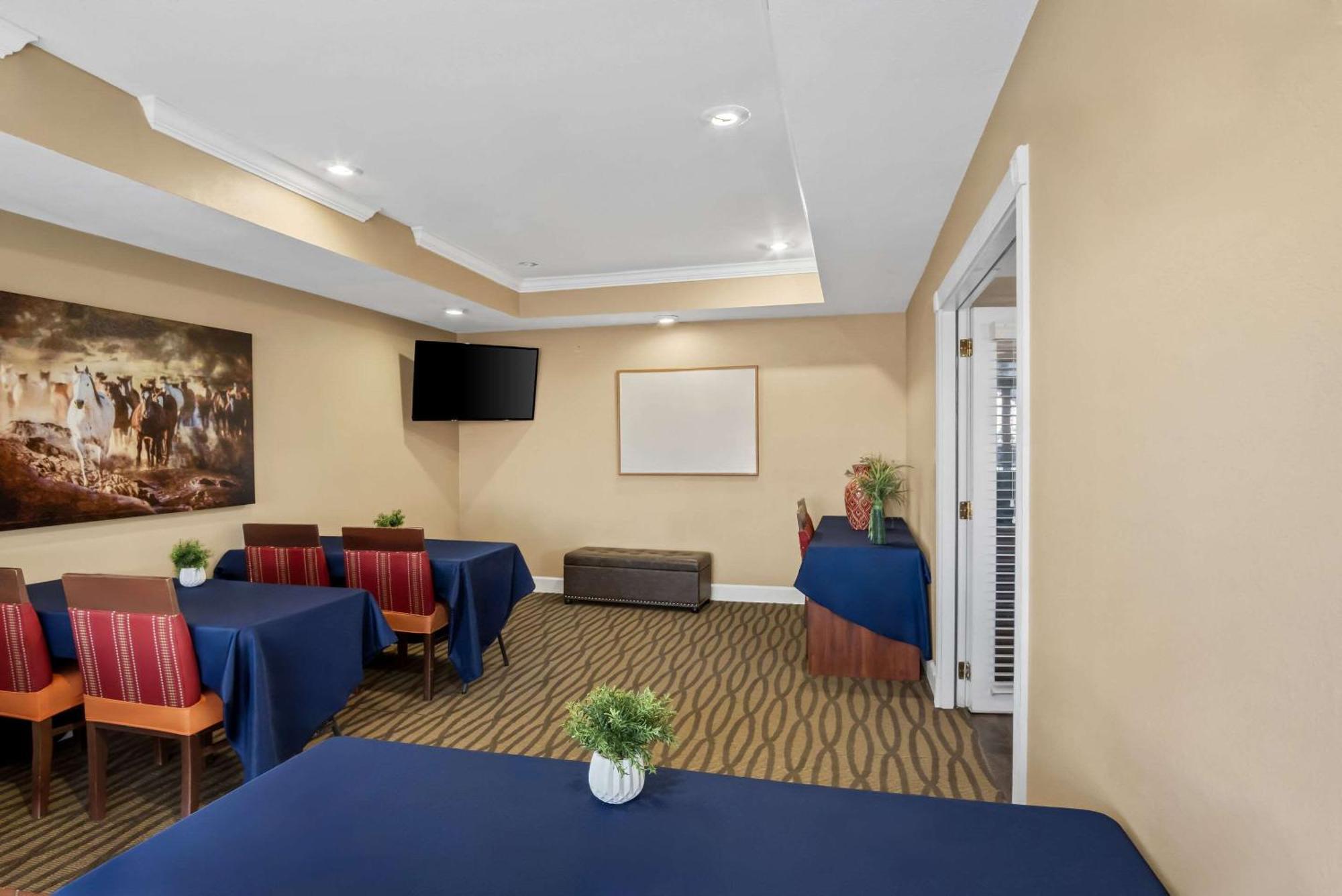 Quality Suites Irving-Las Colinas Bagian luar foto